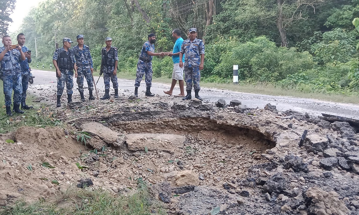 राजमार्गमा बम विष्फोट, सवारी आवागमन सुचारु